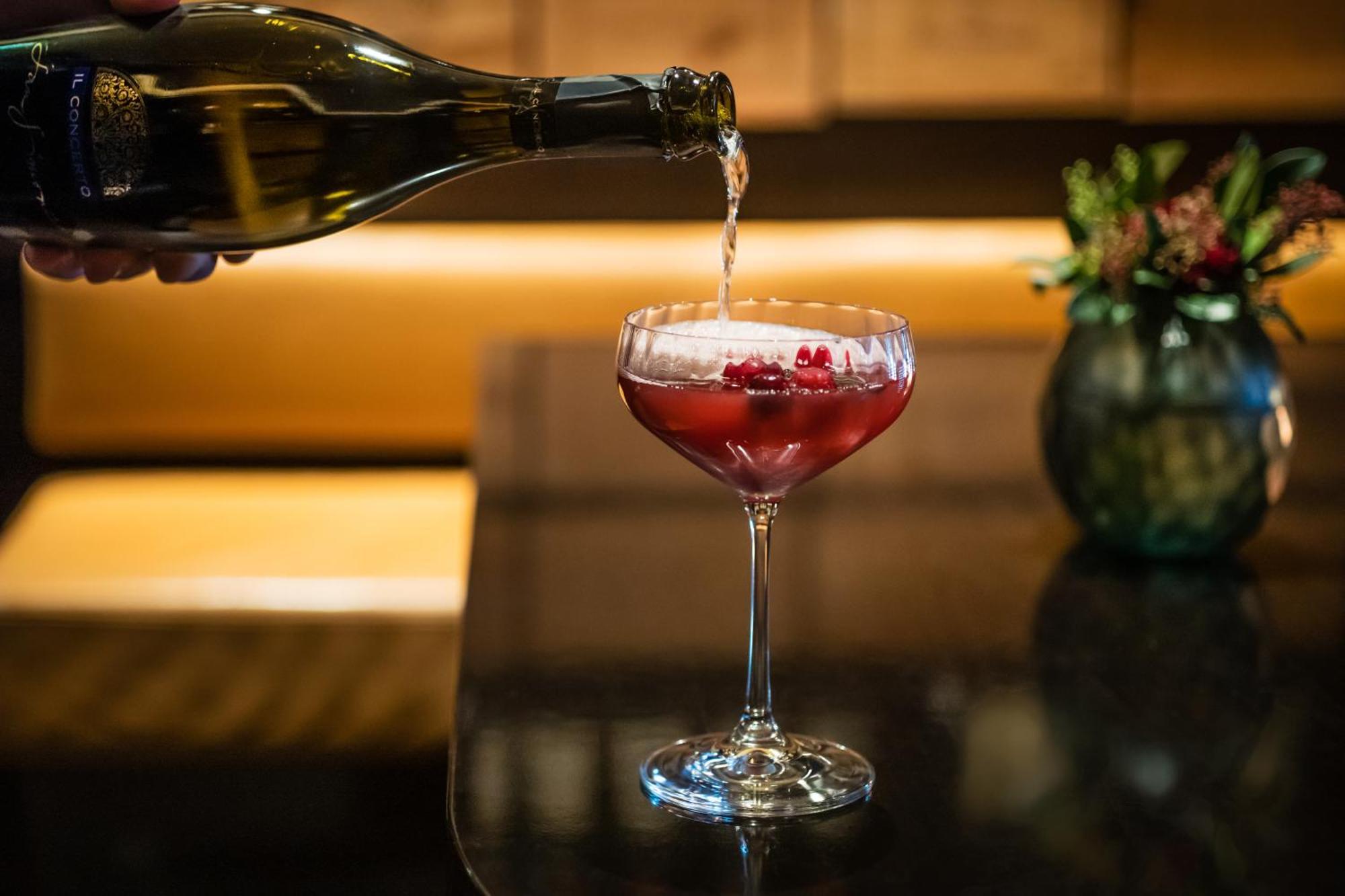 GRAND ELYSEE Hamburg Exterior foto A Kir Royale being topped with Champagne