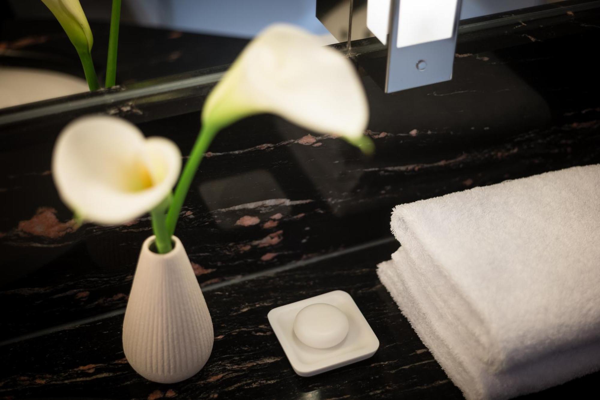 GRAND ELYSEE Hamburg Exterior foto A small vase of flowers in a hotel room