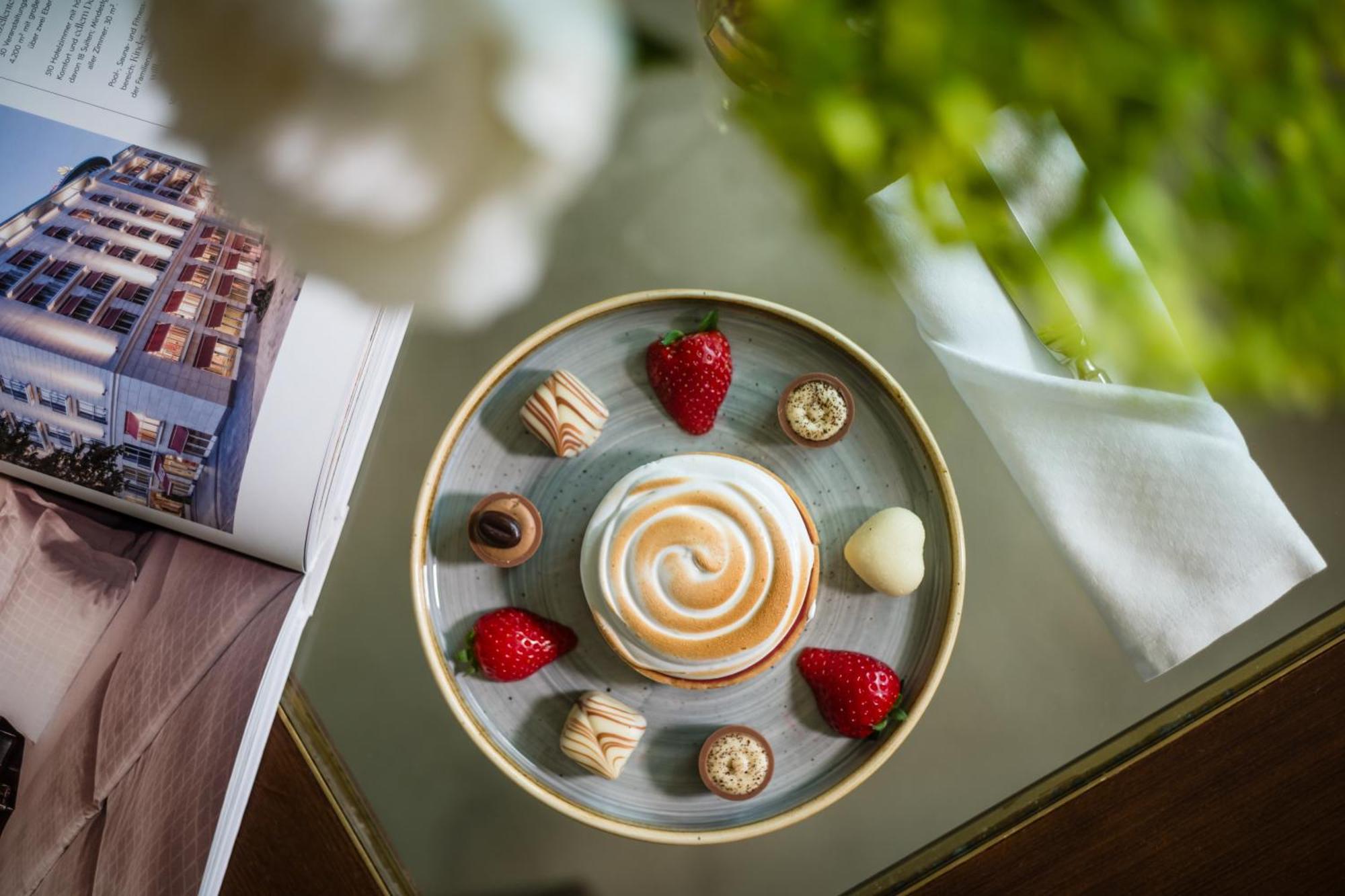 GRAND ELYSEE Hamburg Exterior foto A coffee with a selection of petits fours