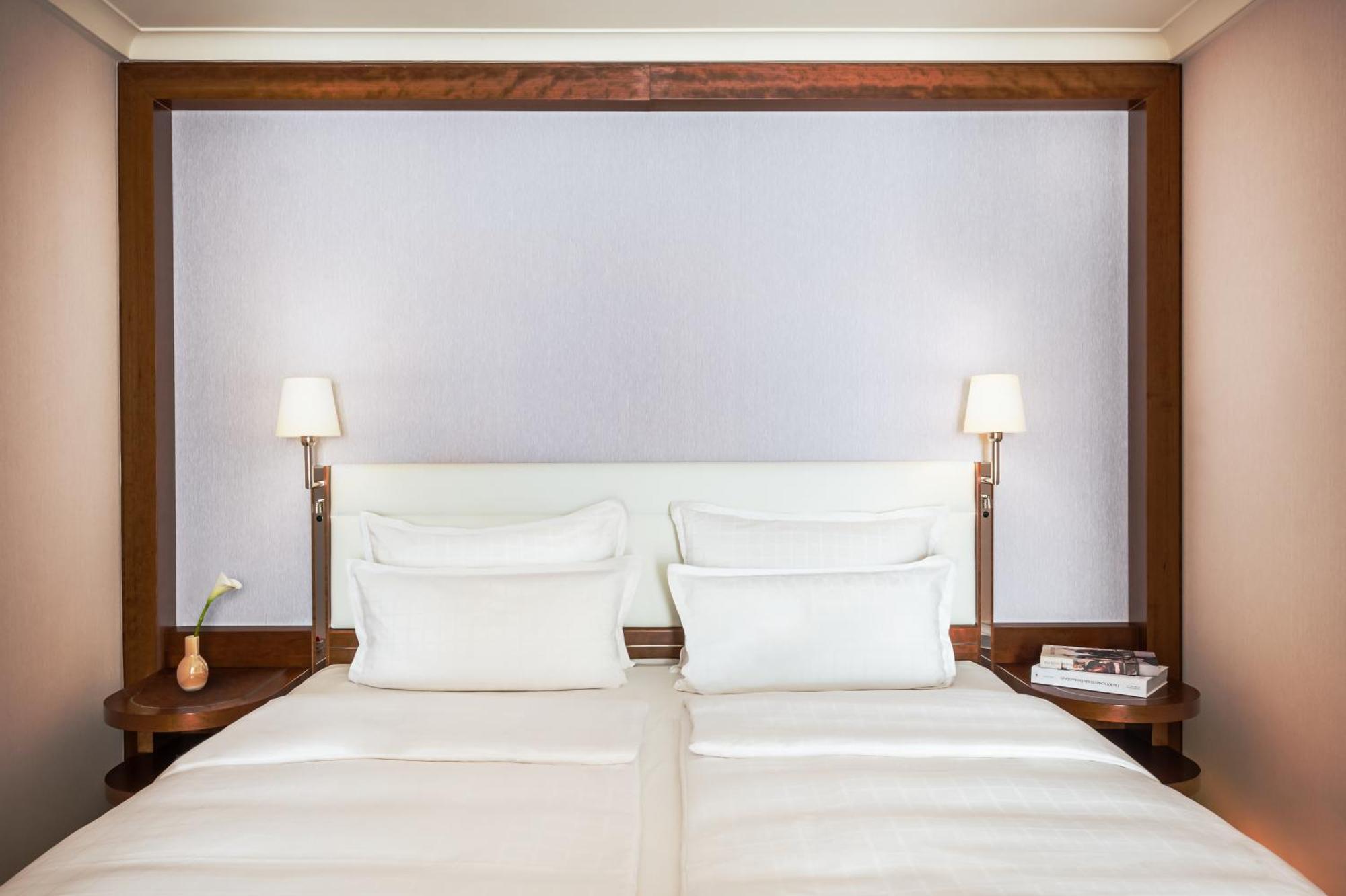 GRAND ELYSEE Hamburg Exterior foto A bedroom at the hotel